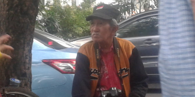 Kisah Kakek Nasrul yang bertahan hidup dengan memotret