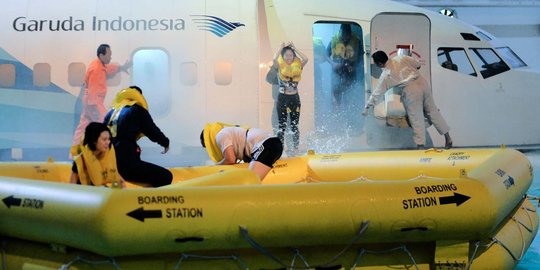 Begini latihan pramugari Garuda Indonesia agar tanggap keselamatan