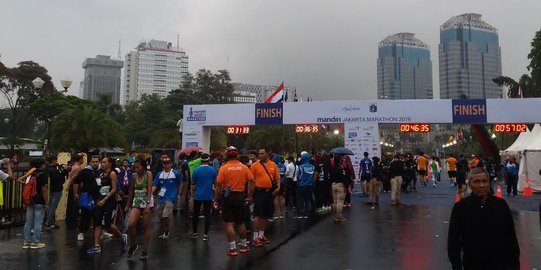 Hujan deras, Mandiri Jakarta Marathon tetap ramai peminat