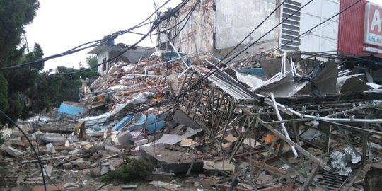 Terjadi ledakan di Bekasi, bangunan PHD dan Alfamidi porak-poranda