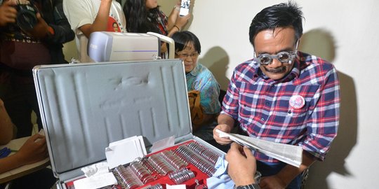 Djarot bagikan seribu kacamata gratis buat warga Cipinang