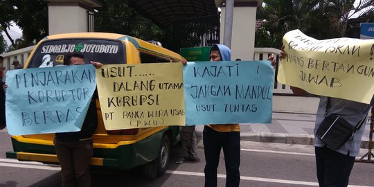 Demonstran desak Kejati Jatim segera tetapkan Dahlan tersangka