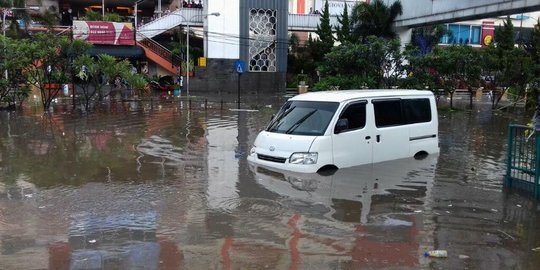 Hujan deras, Jalan Pasteur Bandung banjir bak sungai