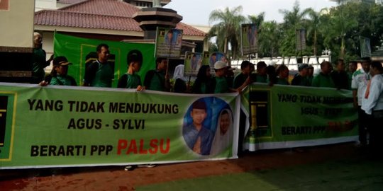 Puluhan massa PPP demo di Balai Sudirman jelang penetapan cagub DKI