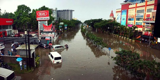 Satu orang tewas terseret arus saat banjir landa Kota Bandung