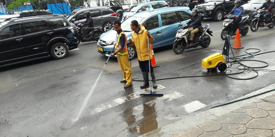 Petugas bersihkan sisa lumpur pascabanjir di kawasan Pasteur Bandung