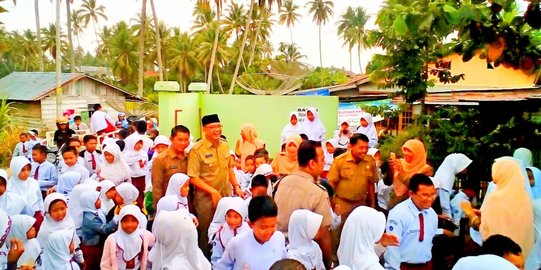 Resmikan mushala, Wali Kota Riza Falepi dikerumuni pelajar SD