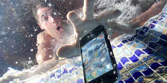 5 Hal yang pantang dilakukan ketika smartphone basah!
