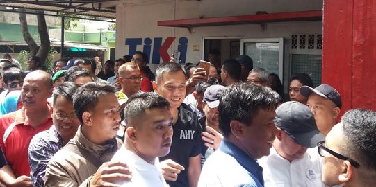 Jelang pengundian nomor urut, kubu Agus-Sylvi gelar dangdutan