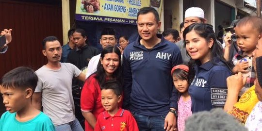Agus Yudhoyono ajarkan yel-yel tentara kepada ratusan pendukung