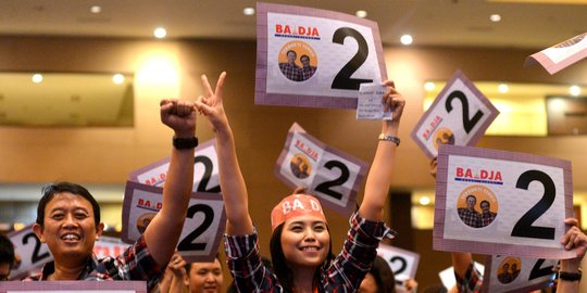 Dapat nomor urut 2, pendukung Ahok-Djarot selfie salam dua jari