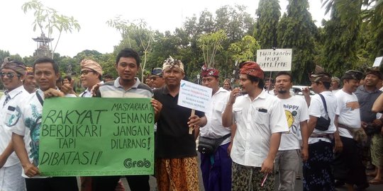 Ratusan sopir online demo datangi gedung provinsi dan DPRD Bali