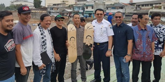 Foto bareng-bareng, Ahok larang warga berpose salam 2 jari