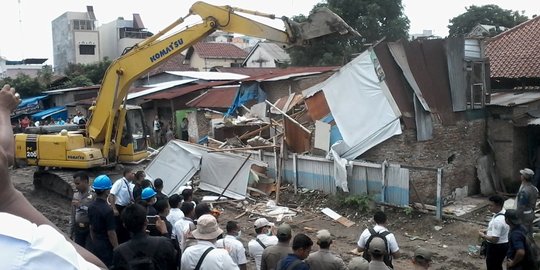 Rumah digusur PT KAI, warga lempari petugas pakai lumpur