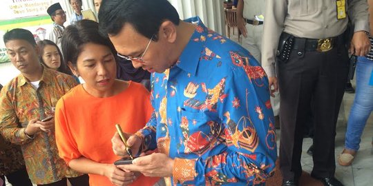 Ke Balai Kota, Ibu Juju menangis dan minta Ahok bantu 