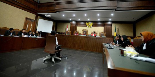 Pembacaan vonis ditunda pukul 13.00 WIB, penonton bersorak