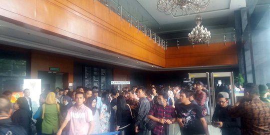 Pengunjung sidang Jessica membeludak, polisi kewalahan menertibkan
