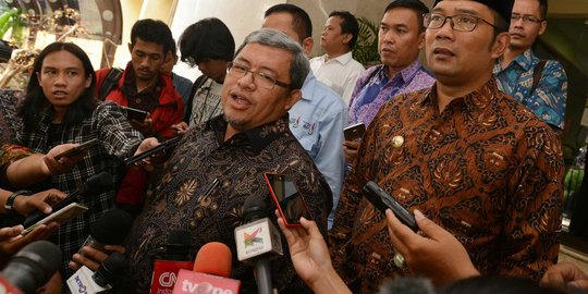 Dituntut buruh tak pakai PP No 78, Gubernur Aher pilih patuhi Jokowi
