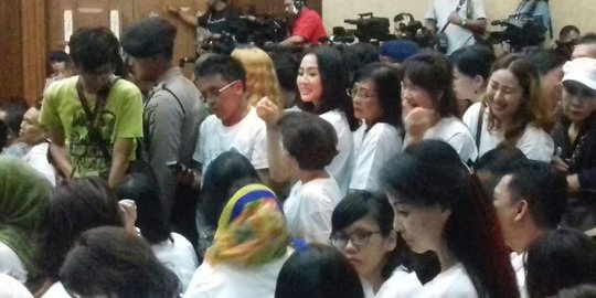 Kembaran Mirna menangis dengar Jessica divonis 20 tahun penjara