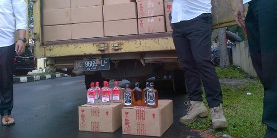10.104 Botol miras ilegal & oplosan diamankan polisi di Palembang