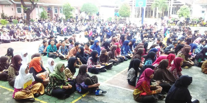 Hari Sumpah Pemuda, pelajar SMP 5 Purwokerto isi TTS 