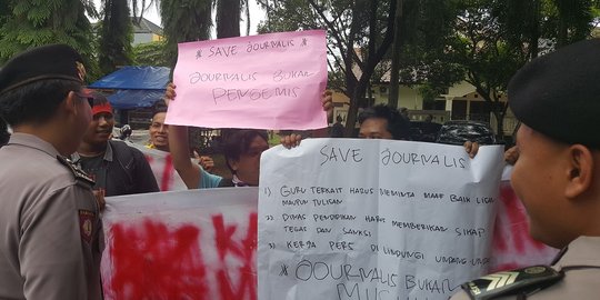 Dilempari amplop saat liputan, wartawan di Tangsel demo