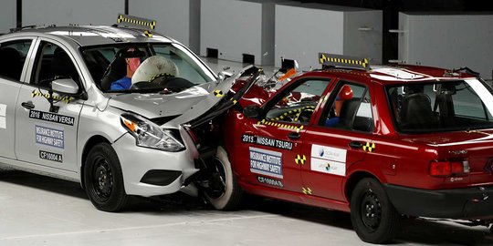 Tes tabrakan Nissan Versa Vs Tsuru, mana yang lebih parah?