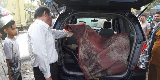 Dibungkus ambal merah, mayat pria ditinggal dalam Innova