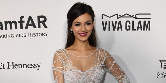 Pesona Victoria Justice dalam balutan gaun transparan