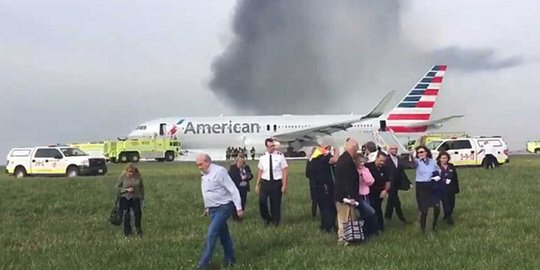 Detik-detik menegangkan saat American Airlines terbakar