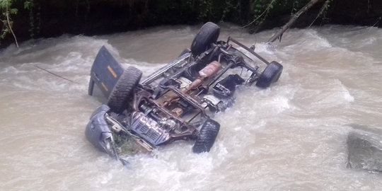 Mobil patroli Polsek Mardingding terjun ke sungai, 4 orang luka