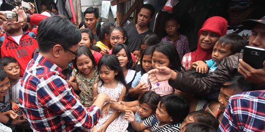 Blusukan ke pemukiman padat, Djarot tanya distribusi KJP pada warga
