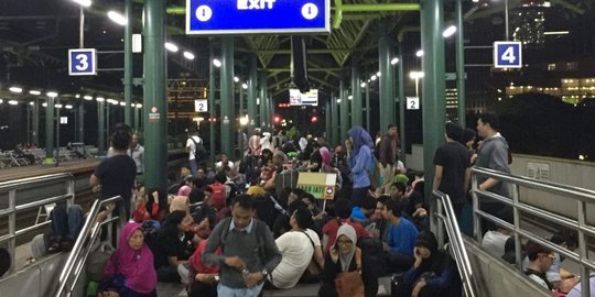 Ada kereta anjlok di Indramayu, penumpang di Stasiun Gambir menumpuk
