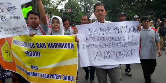 Tuntut kenaikan upah, ribuan guru honorer geruduk Gedung Sate