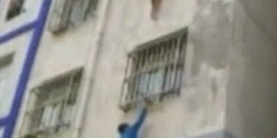 'Spider-Man' selamatkan bocah hampir jatuh dari apartemen di China