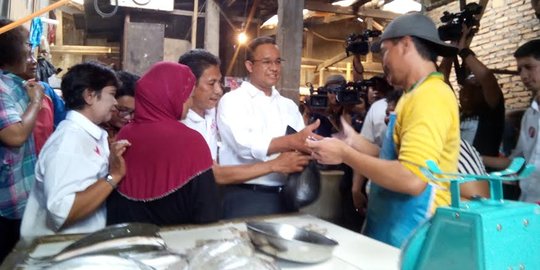 Blusukan ke Pasar Bambu Kuning, Anies borong tempe, cucur dan udang