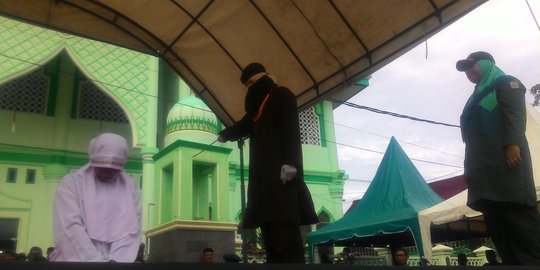 Lima pelanggar syariat Islam dicambuk di Banda Aceh