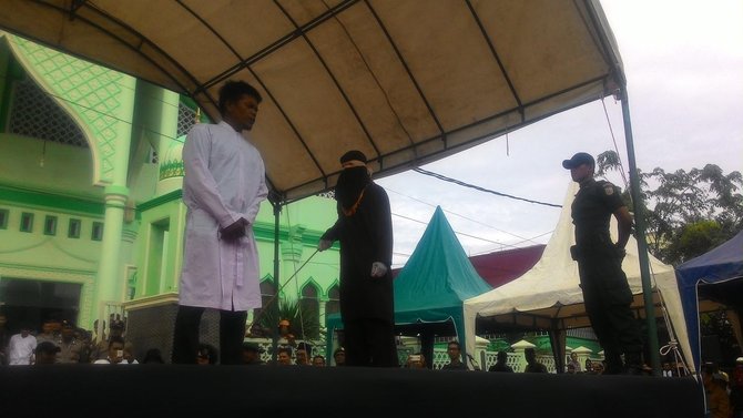 hukum cambuk di aceh