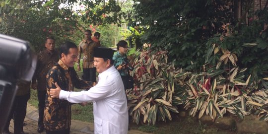 Tiba di Hambalang, Jokowi disambut salam hormat oleh Prabowo