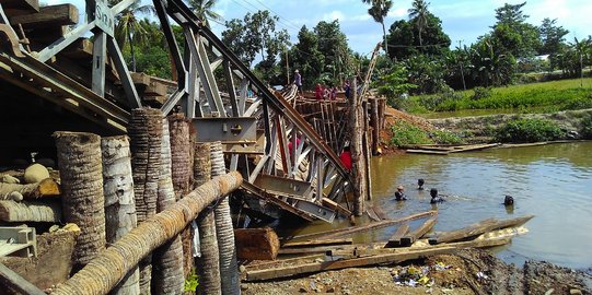 Kendaraan ogah ngalah, jembatan darurat roboh akibat kelebihan beban