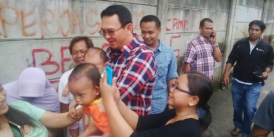 Blusukan ke Srengseng Sawah, Ahok akui salah pakai sepatu kantor