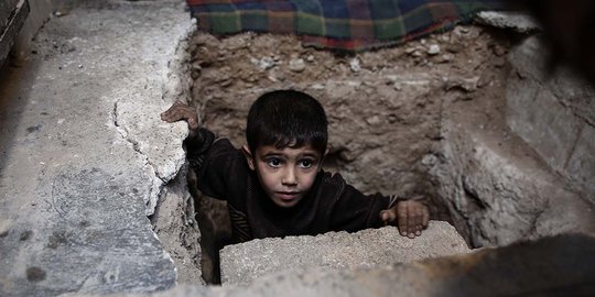Meratapi anak-anak Suriah berlindung di bawah tanah