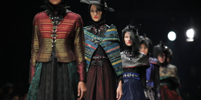 Model Baju  Batik  Untuk Fashion  Show  Seputar Model