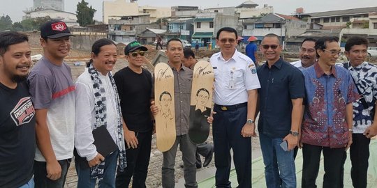 Blusukan ke Pasar Serdang, Ahok bagi-bagi kartu nama