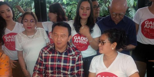 Canda Ahok ke warga: Nanti lu kalau gua kasih modal dibeliin HP lagi