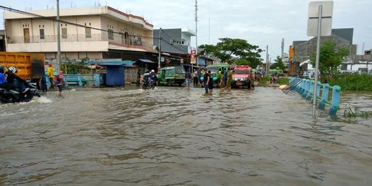 Banjir rendam kawasan Periuk Tangerang, motor tak bisa lewat