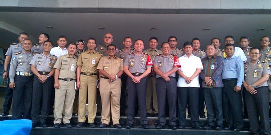 Pemprov DKI fasilitasi polisi demo Ahok dari soal minum hingga mandi