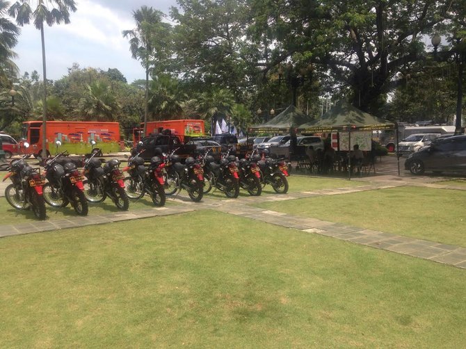 polisi gelar tenda di halaman balai kota