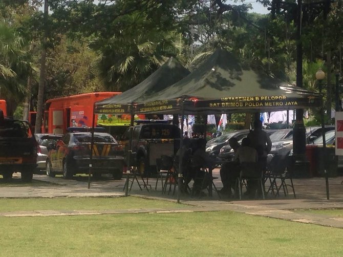 polisi gelar tenda di halaman balai kota