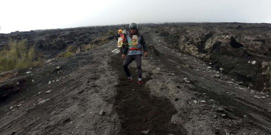 Tarpin catat rekor dunia, jalan mundur ke puncak Bromo dan Semeru